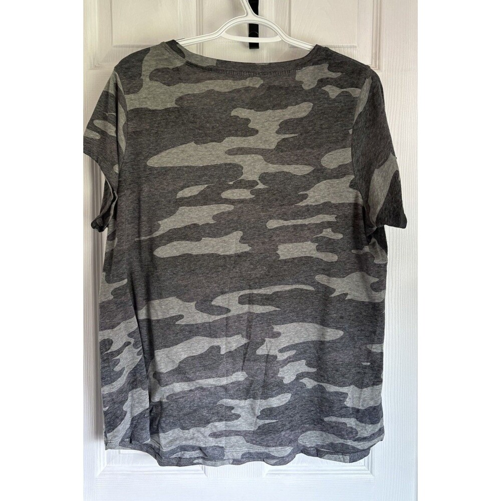 Lucky Brand Women's Plus 1X Camo Gray V-neck Tee Thin Lightweight Short Sleeve - Picture 2 of 5